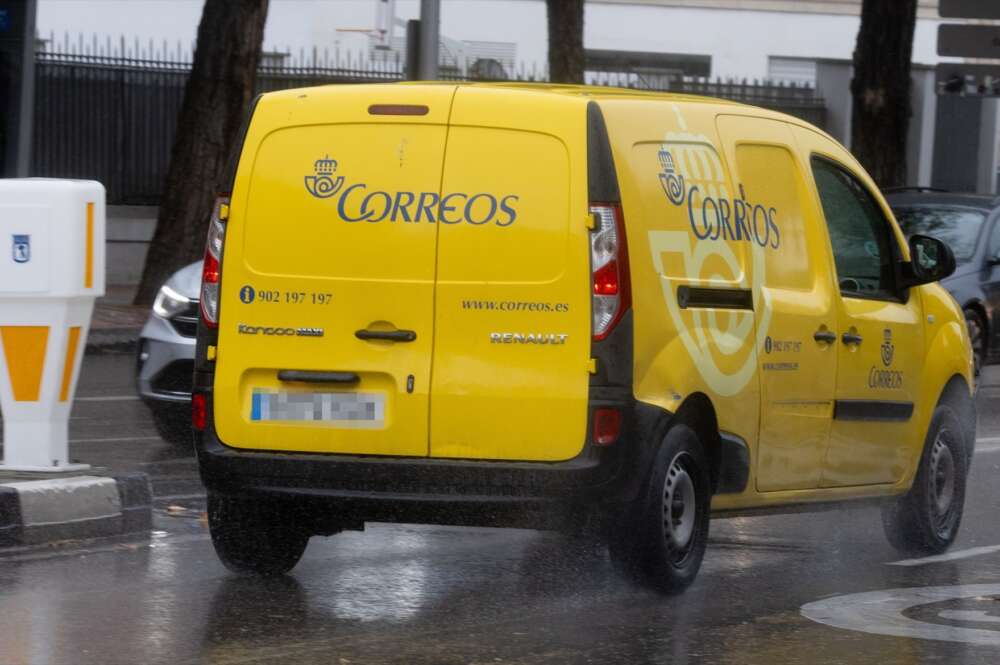 Una furgoneta de reparto de Correos.