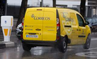 Una furgoneta de reparto de Correos.