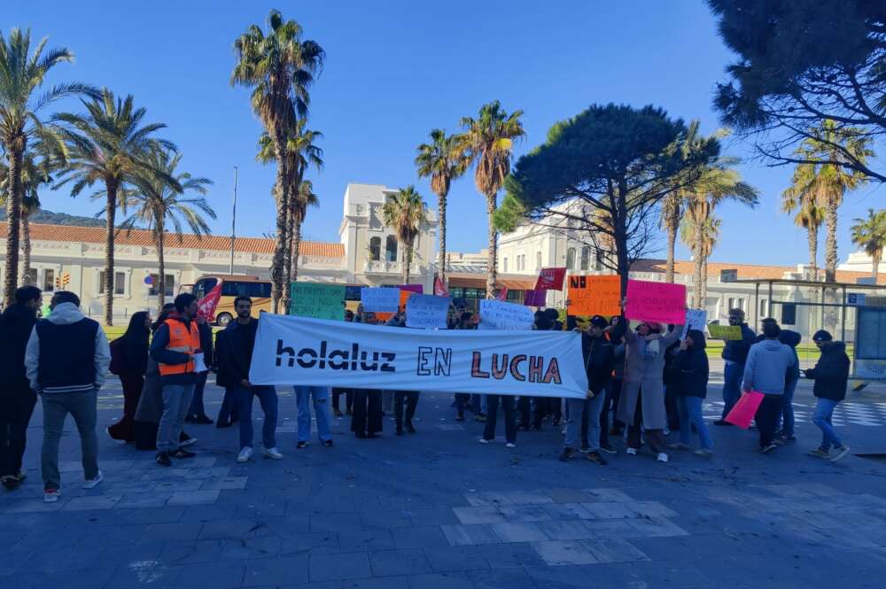 Empleados de Holaluz protestan en la entrada de las oficinas. Foto: Olga Casado.