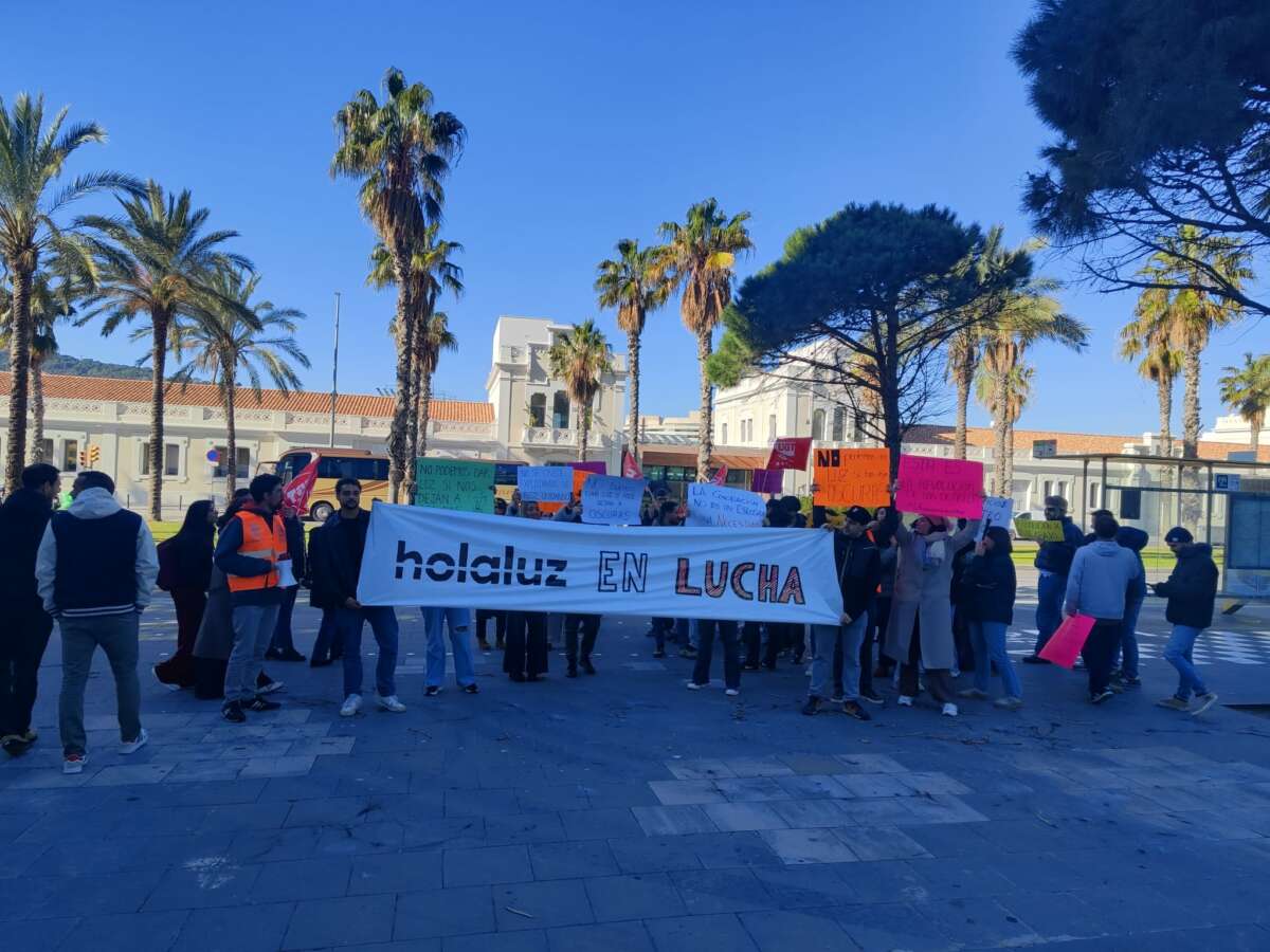 Empleados de Holaluz protestan en la entrada de las oficinas. Foto: Olga Casado.