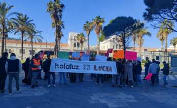 Empleados de Holaluz protestan en la entrada de las oficinas. Foto: Olga Casado.