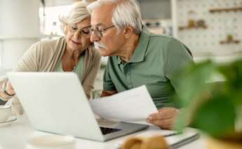 Dos jubilados consultan un plan de pensiones. Foto: Freepik.