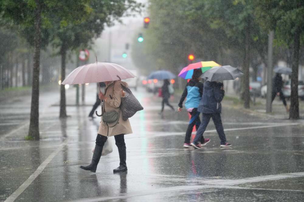 Varias personas caminan bajo la lluvia. Foto: Álvaro Ballesteros / Europa Press.