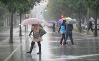 Varias personas caminan bajo la lluvia. Foto: Álvaro Ballesteros / Europa Press.