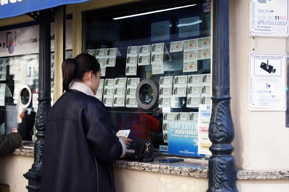 Una mujer compra un décimo en una administración de lotería. Foto: Europa Press.