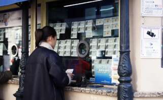 Una mujer compra un décimo en una administración de lotería. Foto: Europa Press.