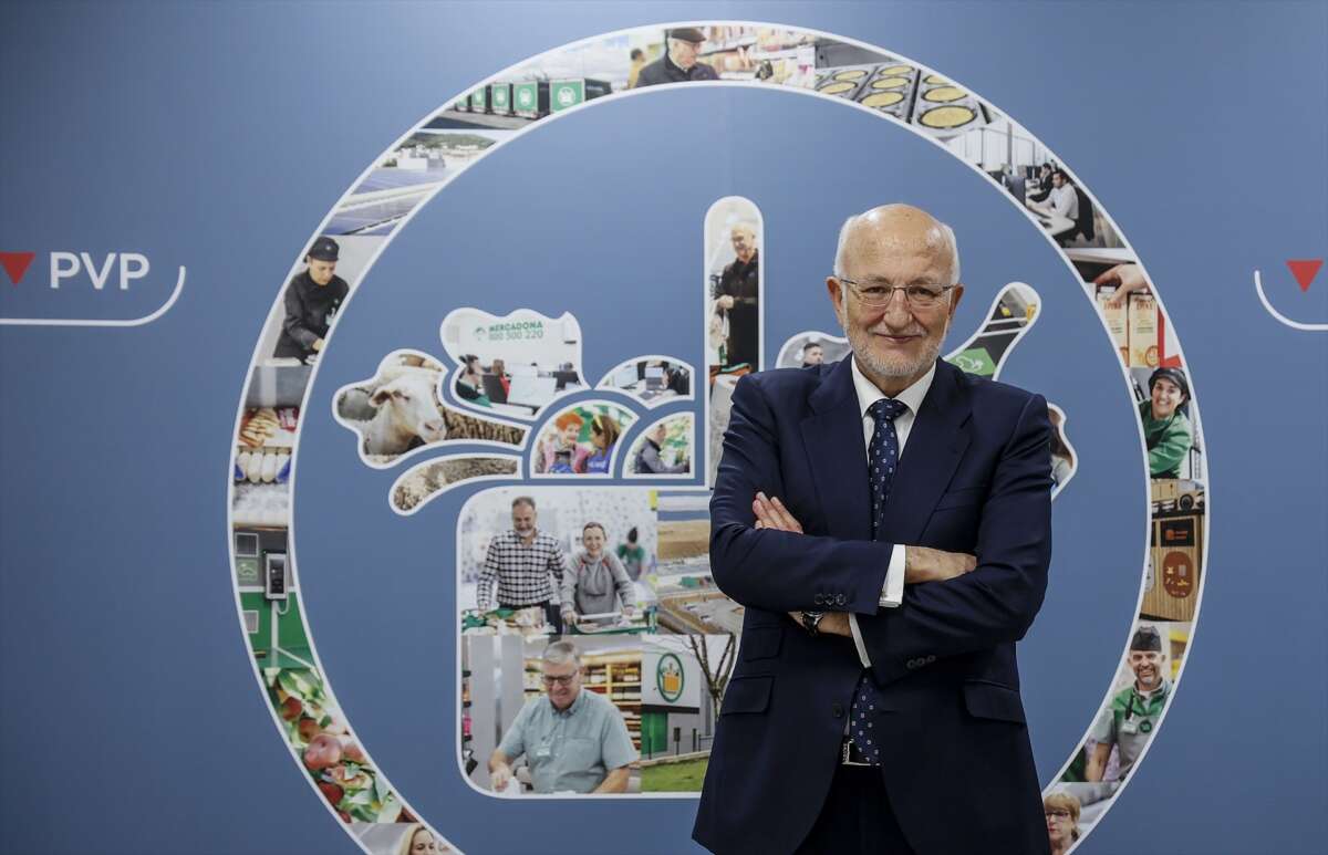 (Foto de ARCHIVO)
El presidente de Mercadona, Juan Roig, a su llegada a una rueda de prensa para informar sobre la situación actual y futura de los cinco Componentes de Mercadona, en el Centro de Coinnovación del Jarro, a 14 de marzo de 2023, en Paterna, Valencia, Comunidad Valenciana (España). Durante el acto, el presidente de Mercadona ha afirmado que la empresa ha ganado 718 millones de euros, un 5,6% más que el año pasado. Además, ha comentado que el margen bruto de Mercadona en 2021 estaba en un 26% y ahora en un 25% debido al impacto de la inflación. Para 2023, Roig prevé que los costes serán alrededor de 500 millones de euros, y asegura que Mercadona mejorará la productividad.

Rober Solsona / Europa Press
14 MARZO 2023;MERCADONA;EMPRESA;ECONOMÍA;FINANZAS;SITUACIÓN;SITUACIÓN ECONÓMICA;EUROS;GANADO;BENEFICIO;COSTES;INFLACIÓN
14/3/2023