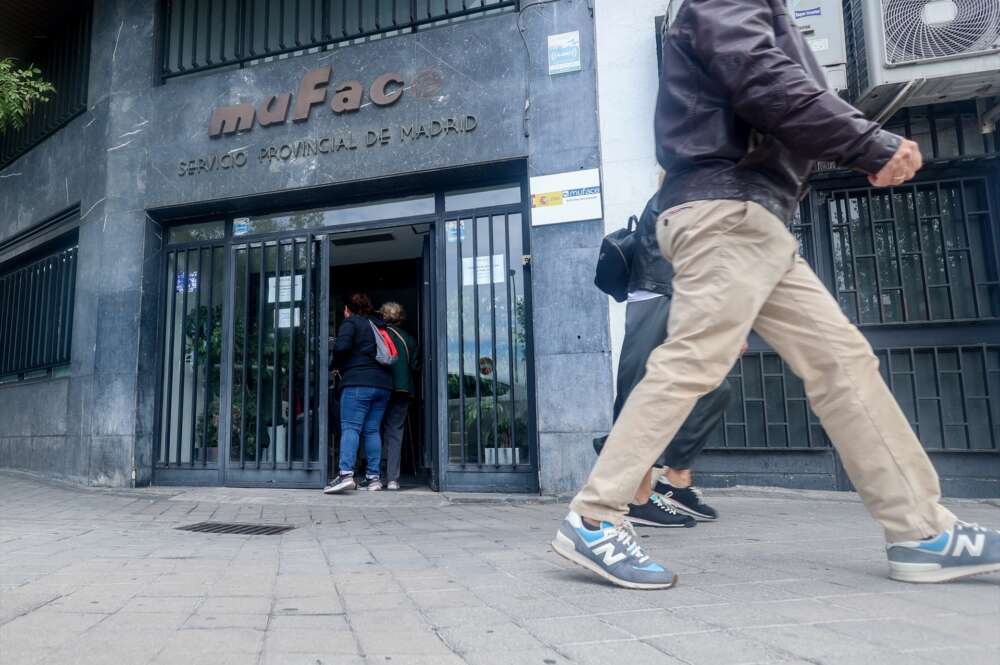 Personas entrando en un edifico de Muface en Madrid