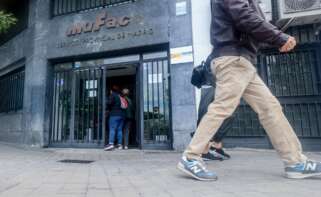 Personas entrando en un edifico de Muface en Madrid