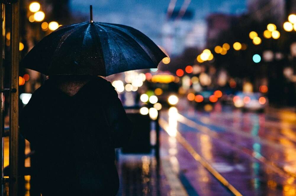 Una persona con un paraguas bajo la lluvia