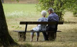 Una pareja de jubilados sentados en un banco