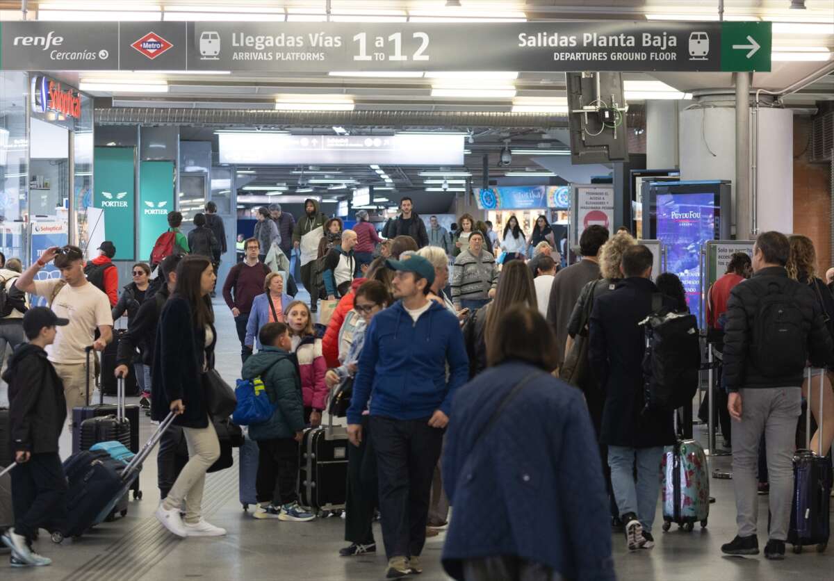 Gente en una estación de Renfe.