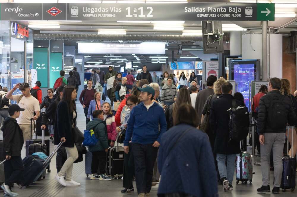 Un grupo de personas con maletas en una de las instalaciones de la estación de Atocha. Foto: Eduardo Parra / Europa Press