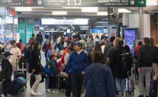 Un grupo de personas con maletas en una de las instalaciones de la estación de Atocha. Foto: Eduardo Parra / Europa Press