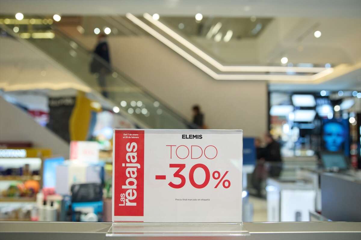 Un cartel de rebajas, sobre las que avisa Facua.