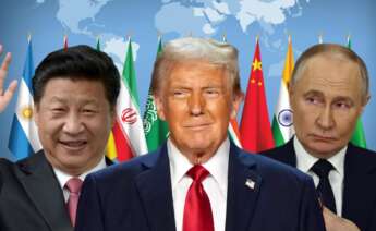 Trump junto con otros dos miembros de los BRICS