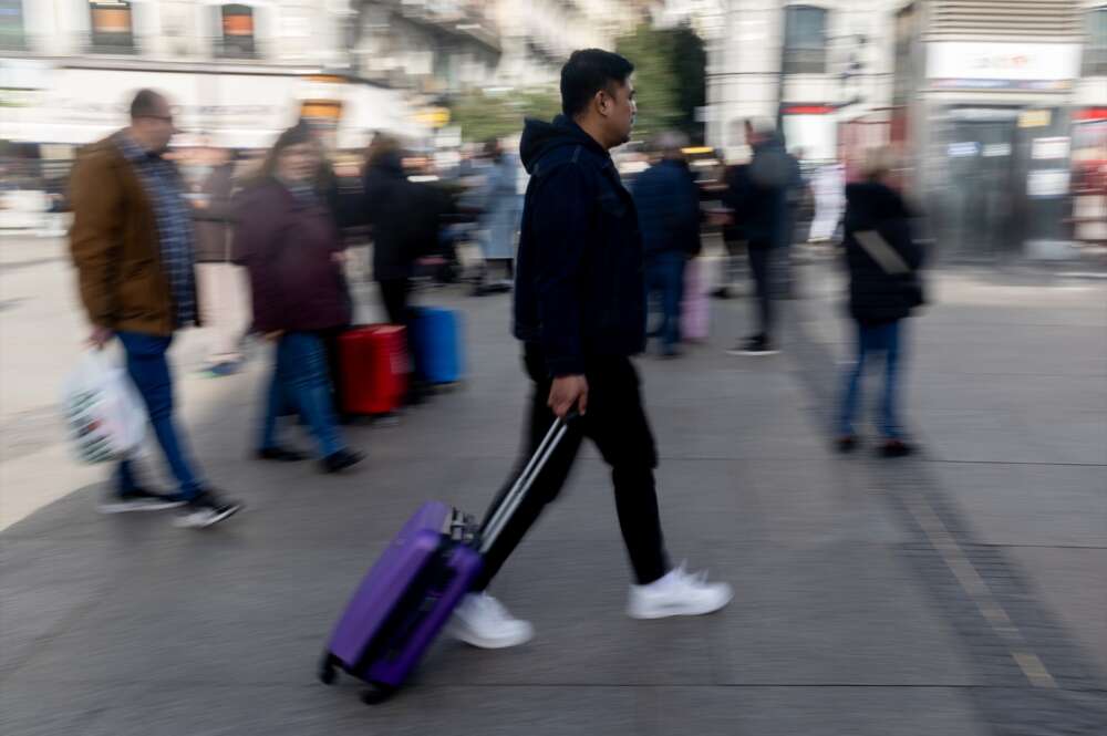 Un turista en la Puerta del Sol, en Madrid. Foto: Eduardo Parra / Europa Press