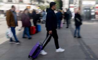 Un turista en la Puerta del Sol, en Madrid. Foto: Eduardo Parra / Europa Press