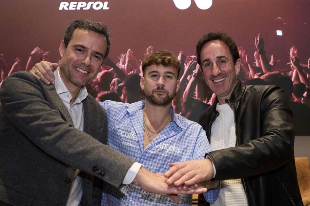 De izquierda a derecha: Marcos Fraga, director de Comunicación y Marca de Repsol; Dani Fernández, y Guillermo González, presidente de Warner Music Spain