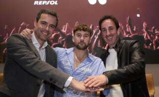 De izquierda a derecha: Marcos Fraga, director de Comunicación y Marca de Repsol; Dani Fernández, y Guillermo González, presidente de Warner Music Spain