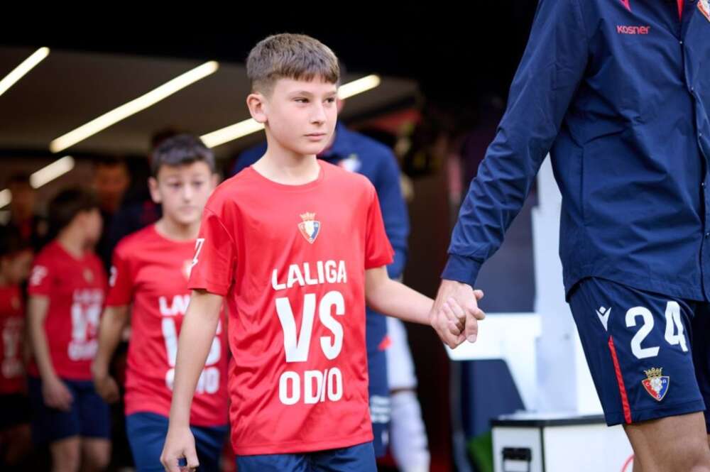 Un niño con la camiseta contra el odio al empezar el partido entre Osasuna y Real Madrid | Foto de LALIGA