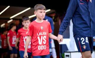 Un niño con la camiseta contra el odio al empezar el partido entre Osasuna y Real Madrid | Foto de LALIGA