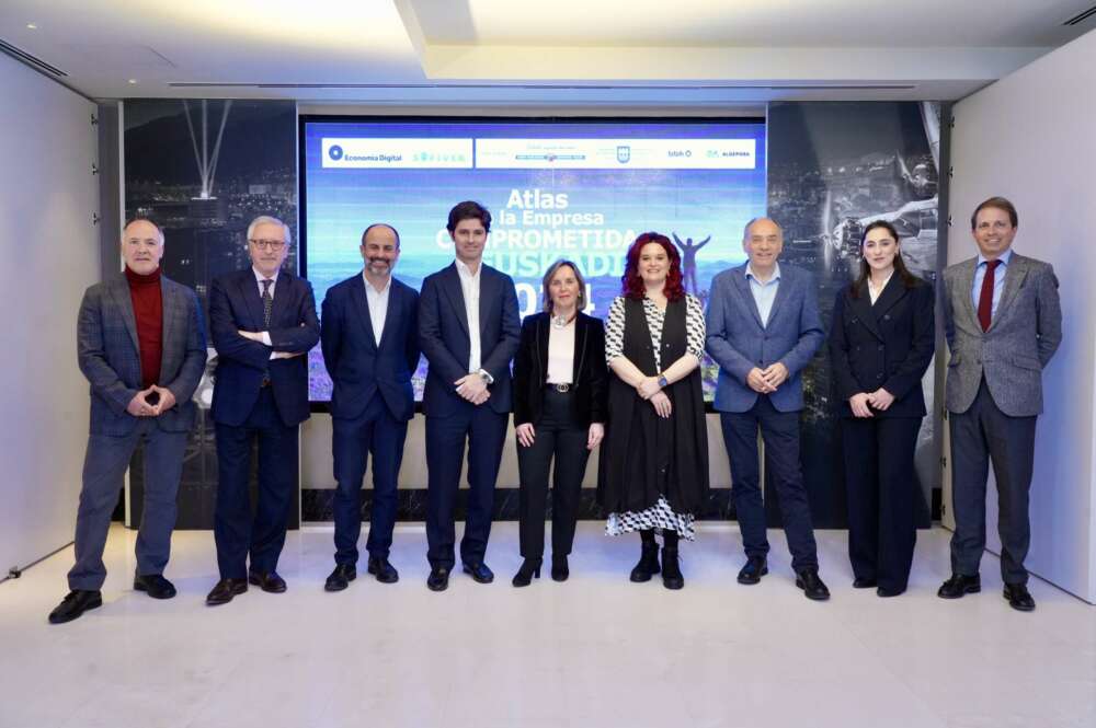 Foto de familia de la presentación del Atlas de la Empresa Comprometida de Euskadi, con Marcelino Fernández Mallo, Juan García, Asier Aranbarri, Galo Álvarez, María Garayo, Irune Elorz, Alejandro Martínez, Alicia de Vega y Juan Samaniego / MITXI