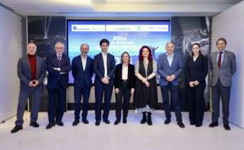 Foto de familia de la presentación del Atlas de la Empresa Comprometida de Euskadi, con Marcelino Fernández Mallo, Juan García, Asier Aranbarri, Galo Álvarez, María Garayo, Irune Elorz, Alejandro Martínez, Alicia de Vega y Juan Samaniego / MITXI