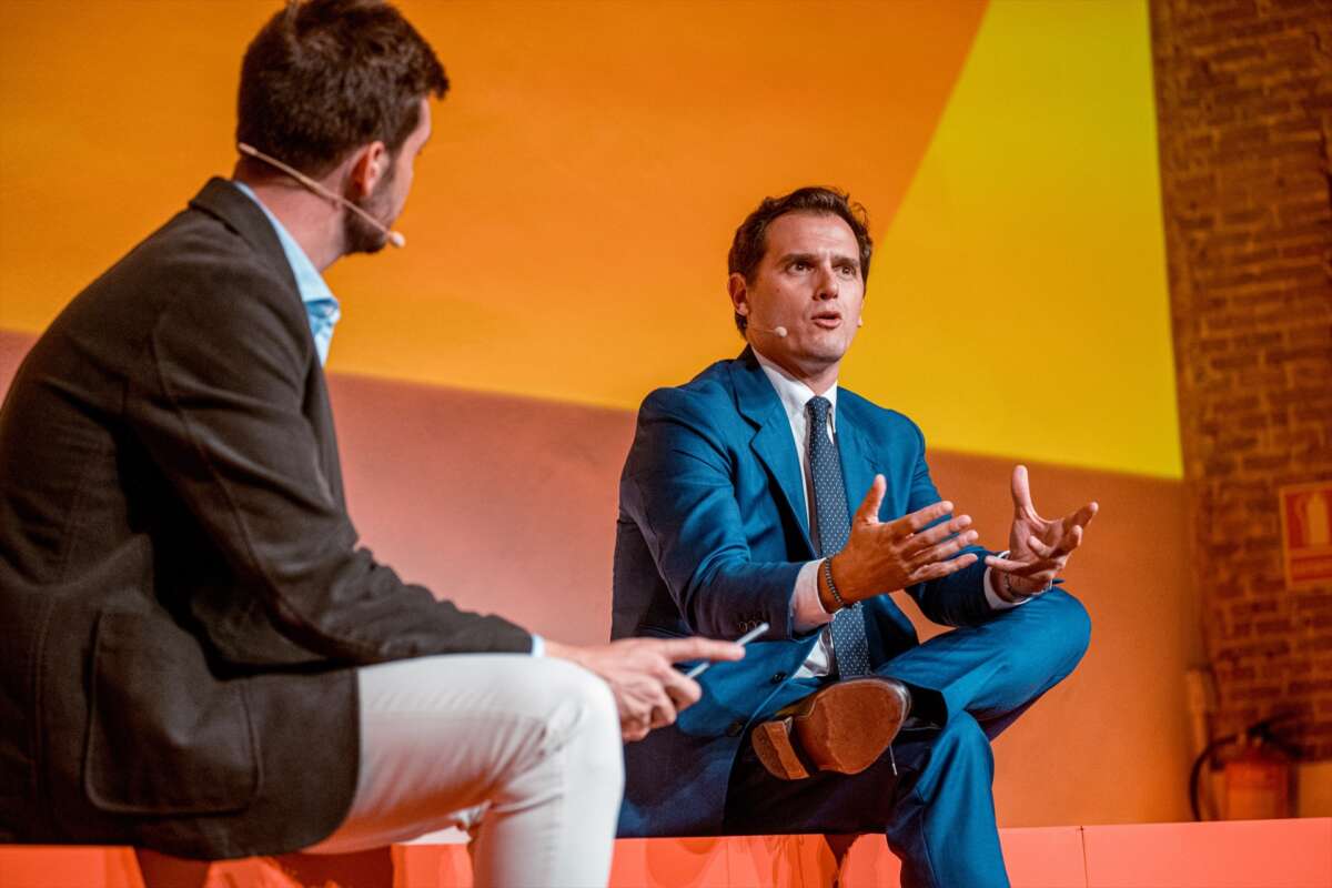 (Foto de ARCHIVO)
El expresidente de Ciudadanos Albert Rivera (d) interviene durante el acto de '¿Es España un país de oportunidades?' en la inauguración del evento Taleñt 2023, en la Real Fábrica de Tapices, a 21 de junio de 2023, en Madrid (España). Taleñt es el mayor encuentro por y para el talento de España, que busca conectar a los principales agentes económicos, políticos y sociales con el propósito de analizar las oportunidades que esta nueva década plantea para el enorme talento de las personas y empresas que forman la sociedad.

Gabriel Luengas / Europa Press
21 JUNIO 2023;MADRID;CUARTA EDICIÓN DEL TALEÑT
21/6/2023