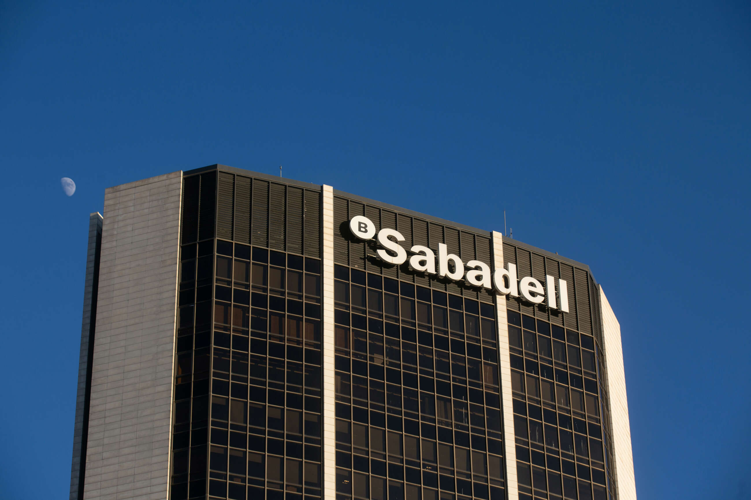 Fachada de la sede del Banco Sabadell. Foto: Europa Press.