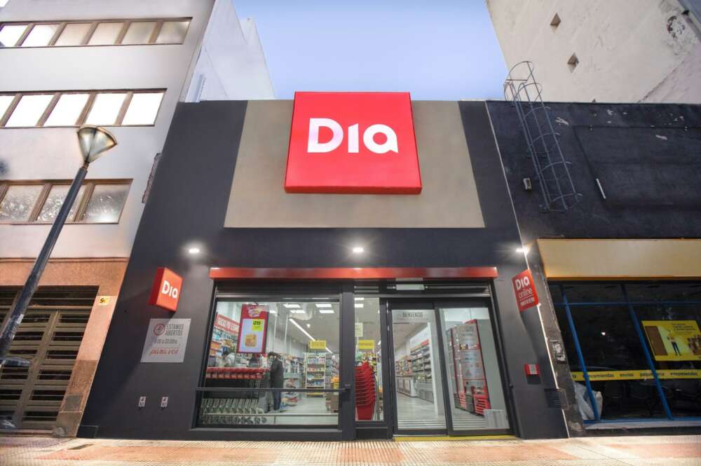 Fachada de un supermercado Dia