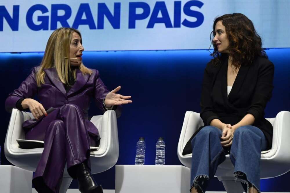 La presidenta del PP extremeño, María Guardiola, junto a la presidenta de la Comunidad de Madrid, Isabel Díaz Ayuso