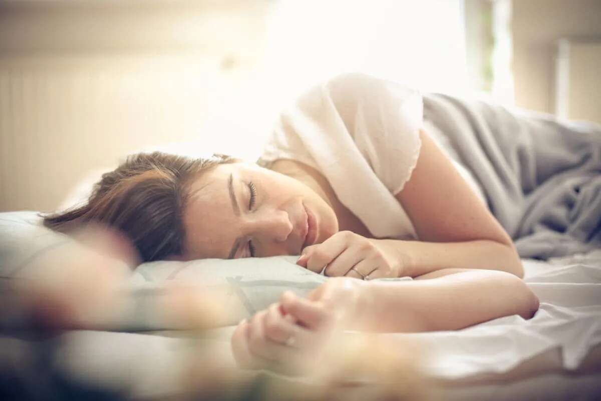 Mujer durmiendo por el cambio de hora