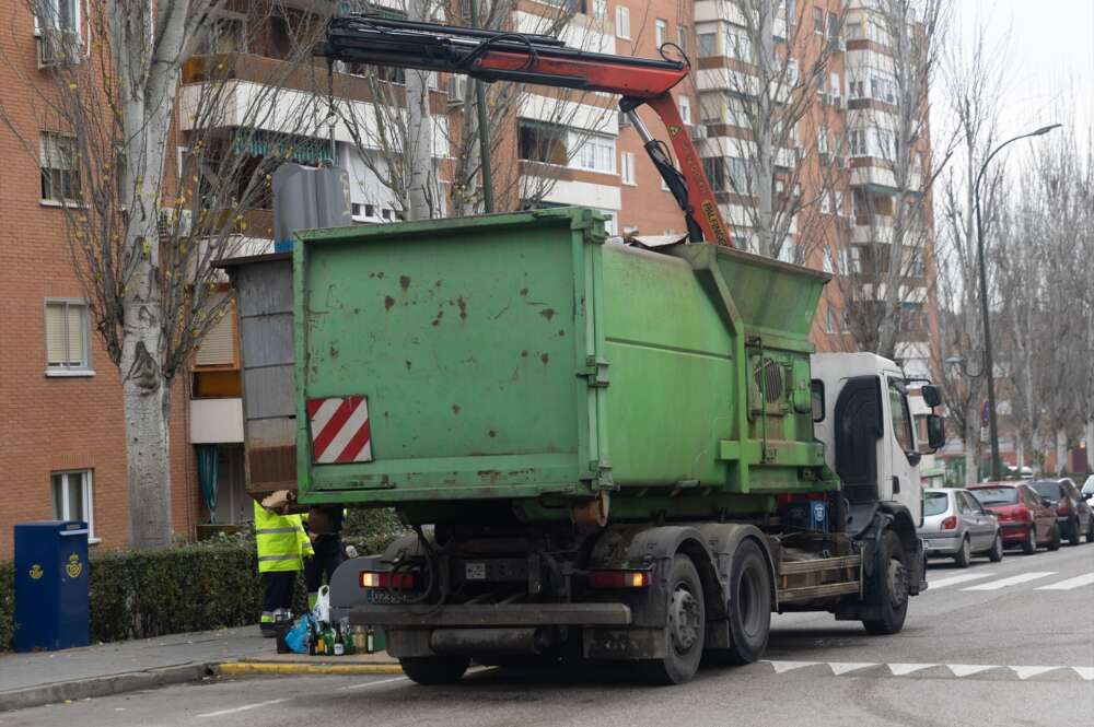 Camion de basura en una calle de Madrid