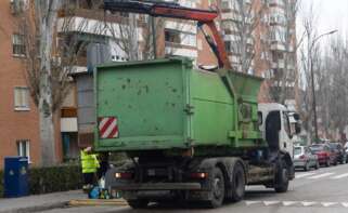 Camion de basura en una calle de Madrid