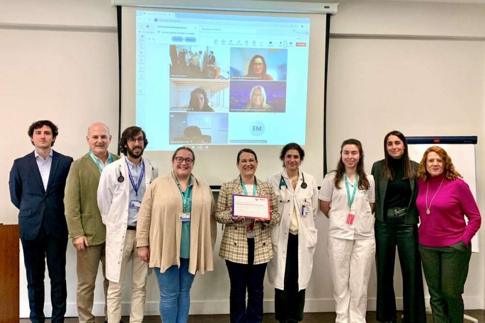 Representantes de la FJD y de Boehringer Ingelheim con el diploma que certifica la implementación total de MAIC Continuum en el hospital en la reunión de cierre del programa | Foto de la FJD