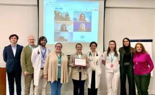 Representantes de la FJD y de Boehringer Ingelheim con el diploma que certifica la implementación total de MAIC Continuum en el hospital en la reunión de cierre del programa | Foto de la FJD