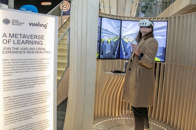 Una mujer prueba las gafas de realidad virtual utilizadas para formar a los tripulante de cabina de Vueling. Foto: Vueling.