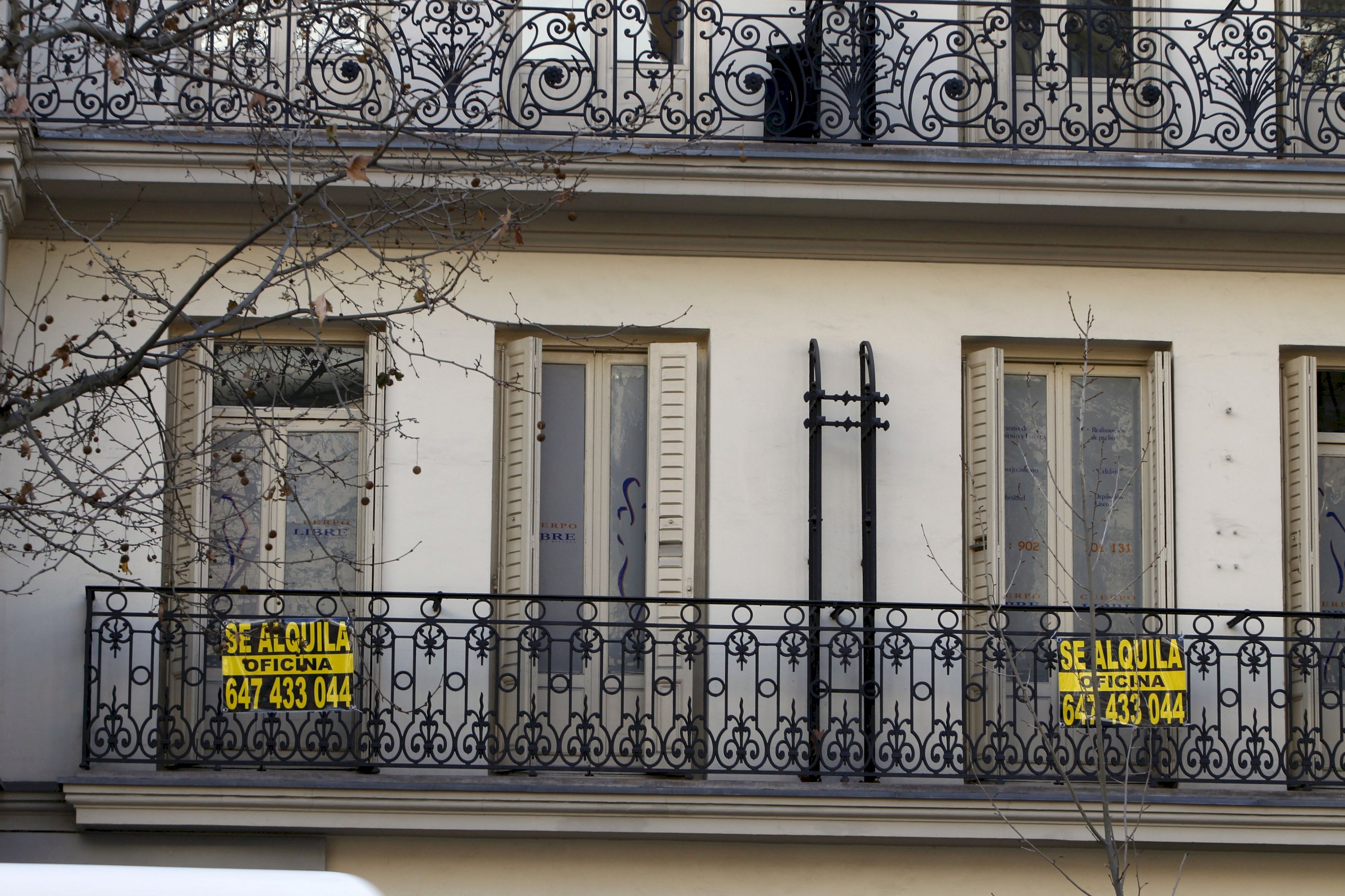 Fachada de un edificio con un cartel que simboliza el alquiler