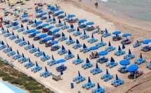 Hamacas y tumbonas en una playa de Benidorm (Alicante) que simboliza el turismo