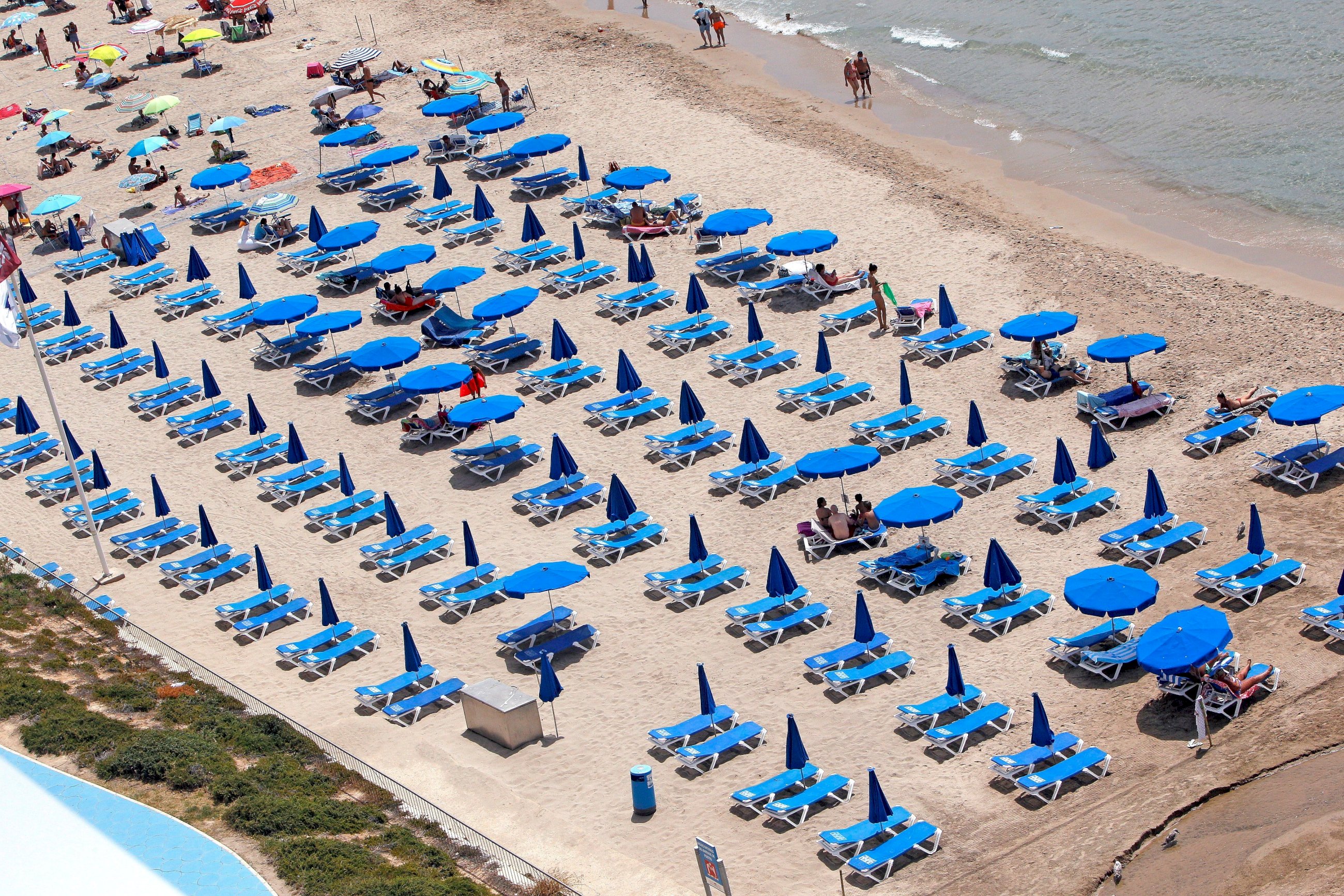 Hamacas y tumbonas en una playa de Benidorm (Alicante) que simboliza el turismo