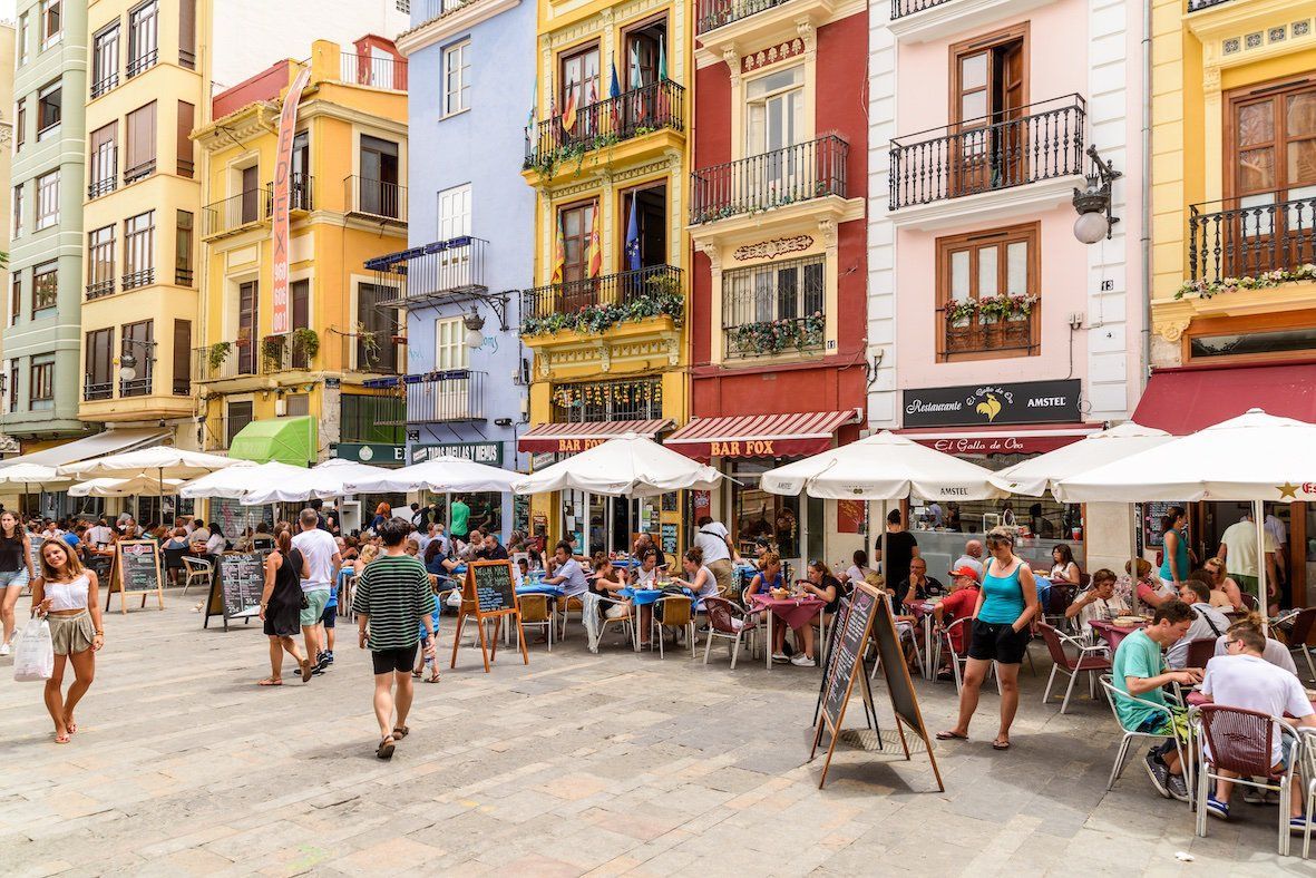 Persones en un bar de Valencia