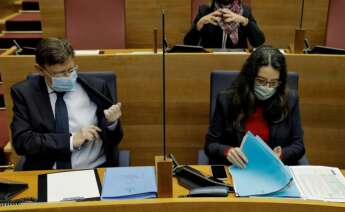 El president de la Generalitat, Ximo Puig, y la vicepresidenta Mónica Oltra, durante el pleno de Les Corts. EFE/Manuel Burque