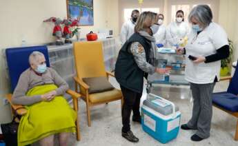 Una anciana de la residencia Casa Retino El Salvador, en Torrent (Valencia), espera a ser vacunada contra el Covid-19, hoy domingo 27 de Diciembre. EFE/Kai Försterling