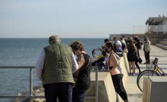 Varias personas en la Playa de Malvarrosa en Valencia. Jorge Gil./ Europa Press