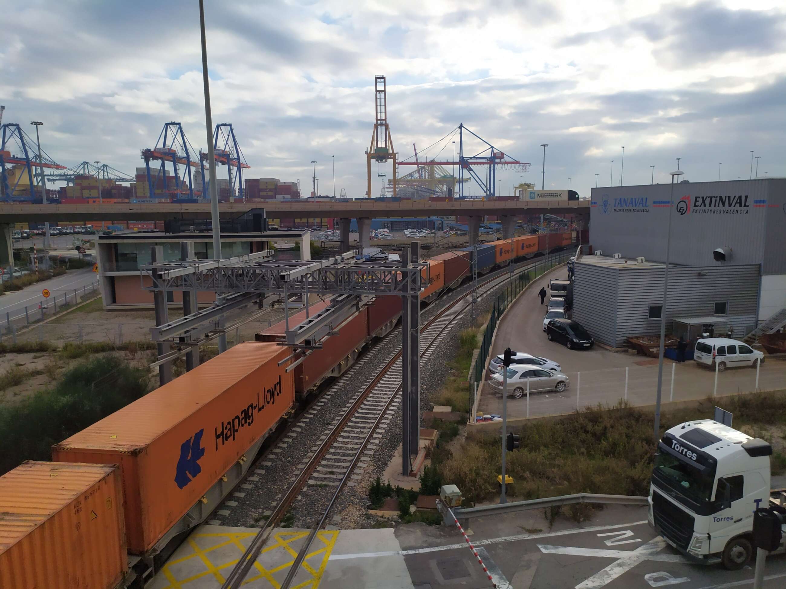 Tren entrando en el Puerto de Valencia