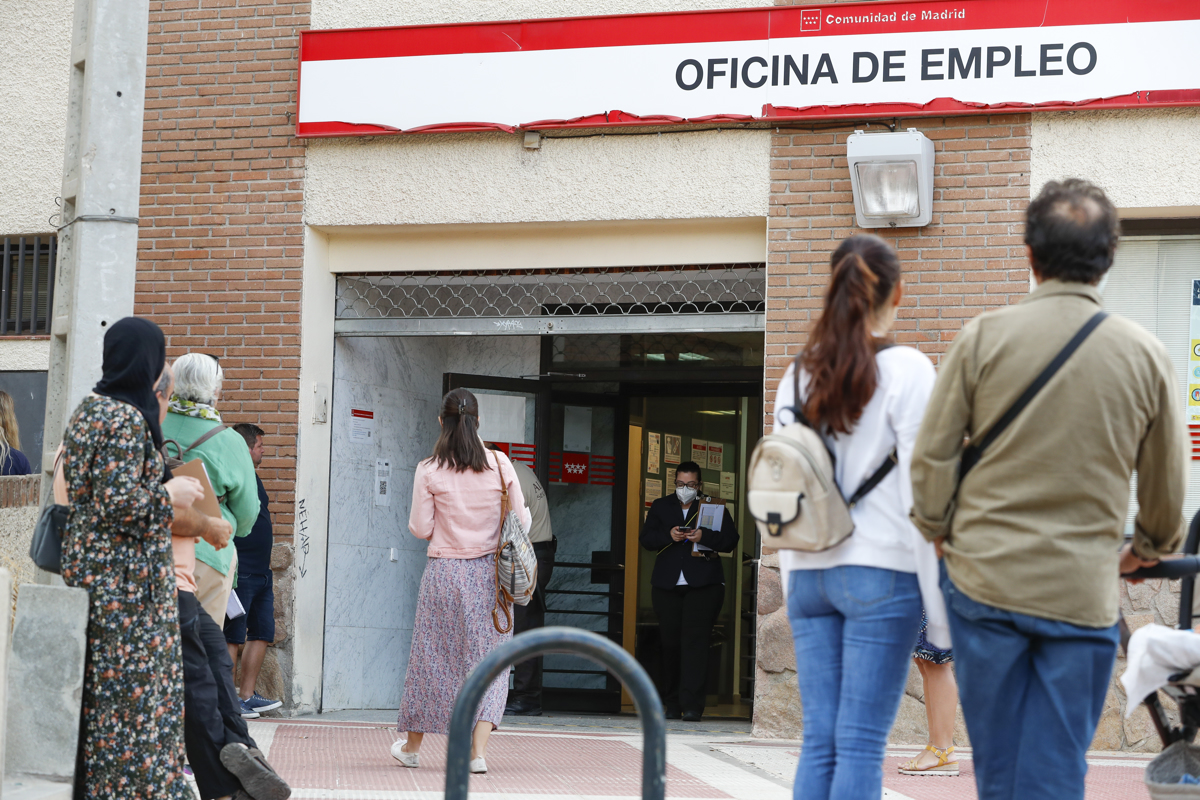 Varias personas hacen cola para acceder a una oficina de empleo. EFE/ Luis Millán