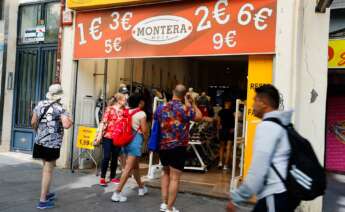 Vista de una tienda en el centro de Madrid este viernes.Tras las vacaciones de verano los hogares tendrán que reajustar aún más sus cuentas en el "nuevo curso" para superar la "cuesta de otoño" que prevén las organizaciones de consumidores, que explican a Efe cómo manejarla.- EFE/Luis Millán