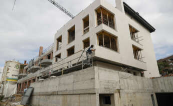 GETXO (BIZKAIA), 16/09/2022.- Un obrero trabaja en la construcción de un bloque de viviendas este viernes en Getxo (Bizkaia). El euríbor a doce meses, el indicador más utilizado para calcular los préstamos hipotecarios en España, alcanza una tasa media provisional en el mes de septiembre superior al 2 %, lo que supone su nivel más alto desde noviembre de 2011. EFE/Miguel Toña