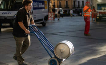 TOLEDO, 04/06/2022.- Un joven transporta un barril este jueves en Toledo, día en el que los Ministerios de Trabajo y de Inclusión y Seguridad Social publican los datos de paro y afiliación del junio, mes en el que el paro baja en España en algo más de 42.000 personas, hasta los 2.880.582 desempleados, en tanto que la afiliación sube en 115.000 trabajadores, hasta 20,3 millones de cotizantes. EFE/Ángeles Visdómine